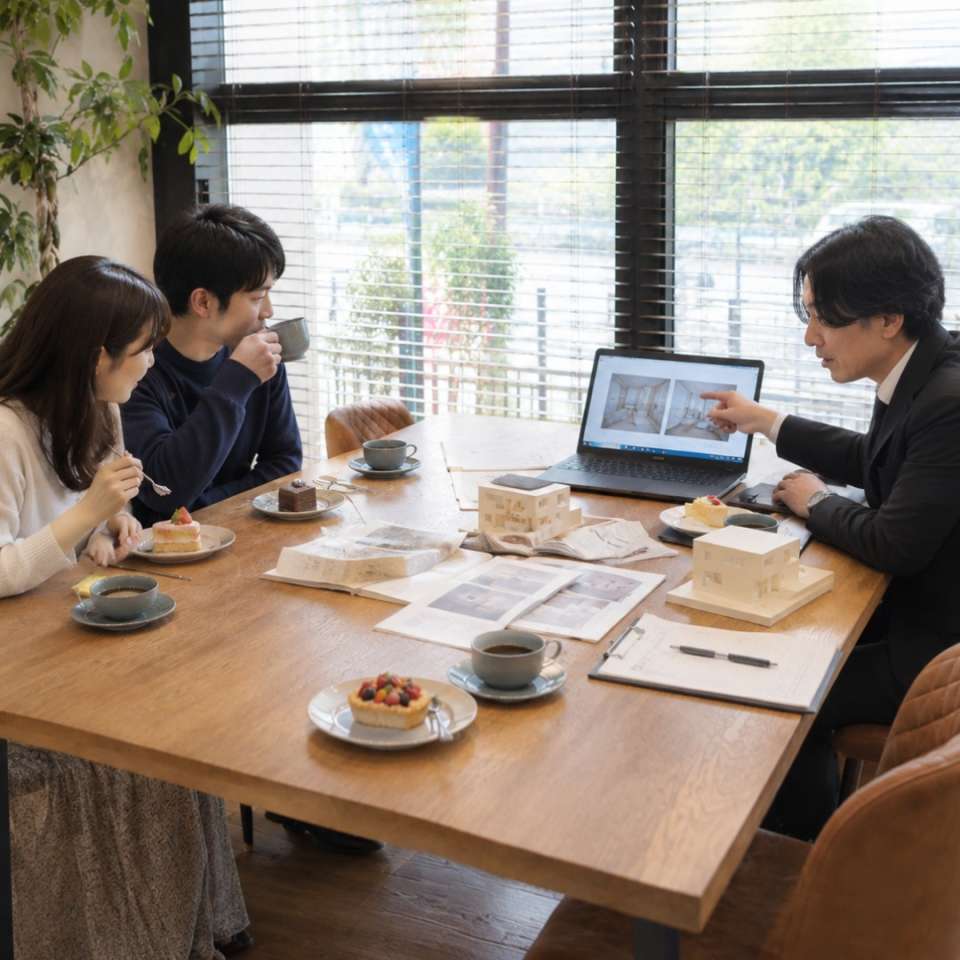 デザートを楽しみながら建築士と家づくりについて話す座談会